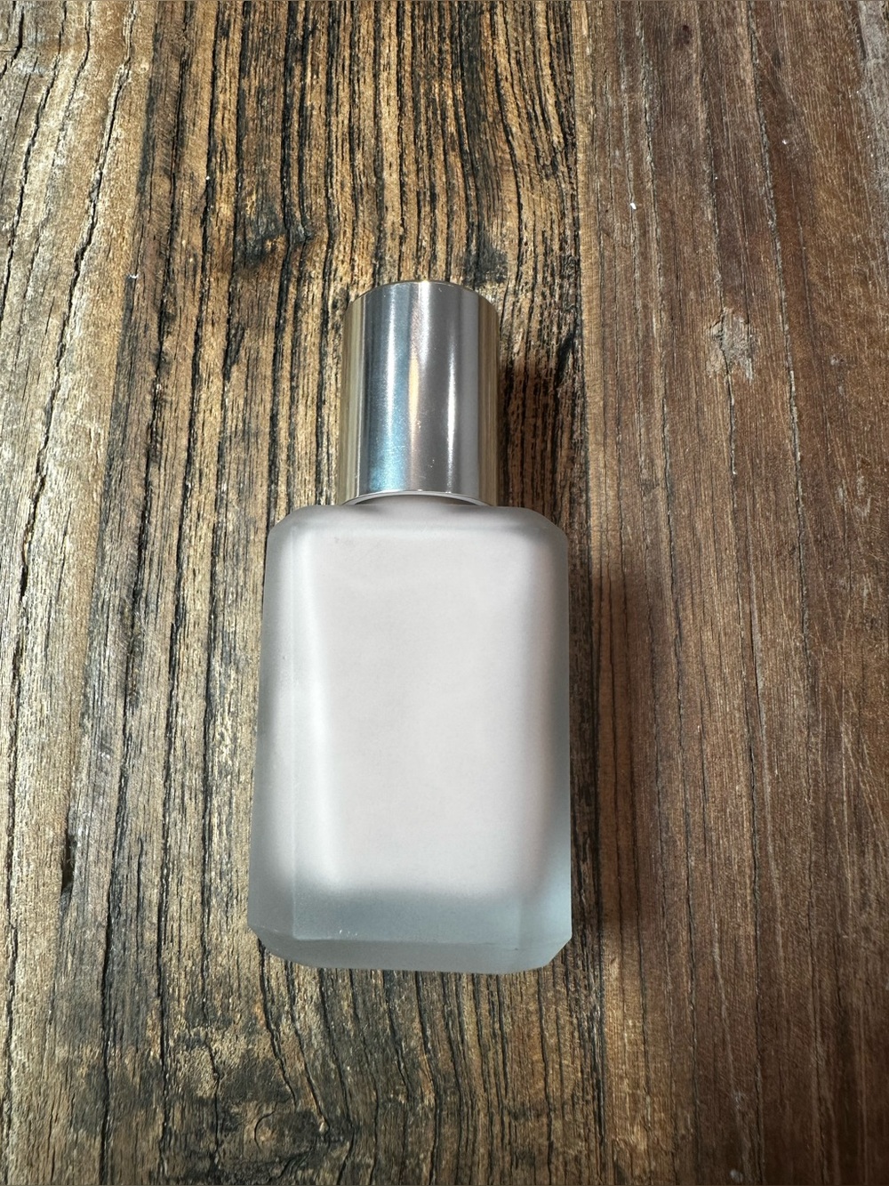 Estee Lauder Double Wear Foundation in Light Beige with Silver Cap - Picture 2 of 3
